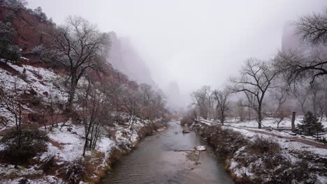 Der-Jungfräuliche-Fluss-Im-Zion-nationalpark-Mit-Dichtem-Nebel-Und-Niedrigen-Wolken