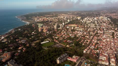 Luftaufnahme-Des-Stadtbildes-Von-Cascais-In-Portugal-An-Der-Küstenlinie