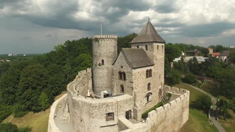 Dynamische-Luftaufnahme-Des-Alten-Mittelalterlichen-Schlosses-In-Europa-4k