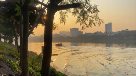 Riverboat,-Das-Gegen-Goldenen-Orange-Gelben-Sonnenuntergangshimmel-In-Dhaka-Vorbeigeht