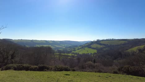 Toma-Panorámica-Derecha-De-Un-Valle-En-East-Devon,-Inglaterra-En-Un-Día-Soleado