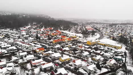 Nebliger-Wintermorgen-über-Stadtdorf-Im-Schnee