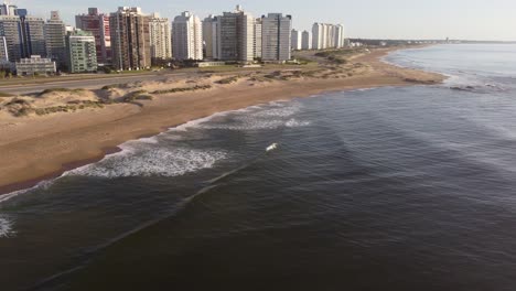 Eine-Drohne-Fliegt-über-Den-Strand-Von-East-Point-City-In-Uruguay