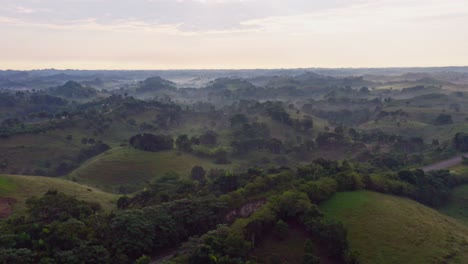 Ondulantes-Colinas-Verdes-En-Carretera-Samaná,-República-Dominicana---Toma-Aérea-De-Drones