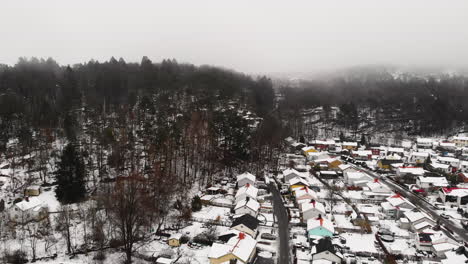 Skandinavisches-Dorf-In-Nebel-Und-Schnee-An-Einem-Kalten-Wintermorgen