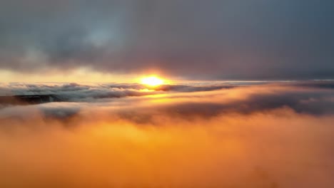 Sonnenaufgang-über-Den-Wolken,-Schöne-Helle-Luftaufnahme