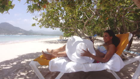 Latino-Dominikanische-Dame-Steht-Von-Der-Sonnenliege-Auf-Dem-Tropischen-Strandresort-Playa-Teco-Maimon-Auf