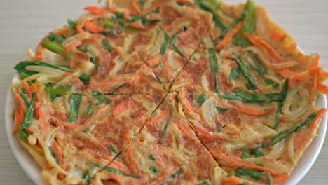 Pajeon-Oder-Koreanischer-Pfannkuchen-Oder-Koreanische-Pizza---Asiatischer-Essensstil