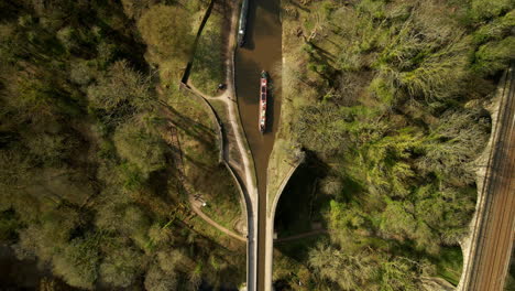 Aerial-Canal-Boat-Lastkahn-Im-Peak-District-National-Park-Zeitlupe-Entlang-Des-Flusses