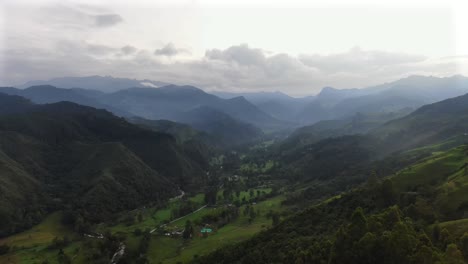 Langsamer-Aufstieg-über-Grünes-Tal-In-Blauen-Bergen