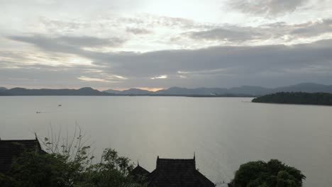 Schöner-Sonnenuntergang-über-Der-Bergkette-über-Der-Meeresbucht-Der-Insel-Phuket-Im-Sommer-Tagsüber