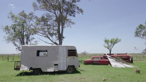 Día-Soleado,-Autos-Abandonados-En-La-Carretera-Cerca-De-Saladas,-Argentina
