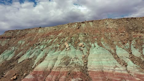 Bunte-Schichten-Von-Felsformationen-Erodiert-Auf-Wüstenlandschaft-In-Utah
