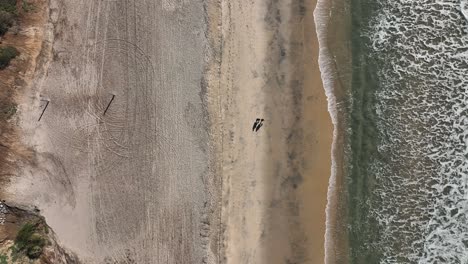 Vogelperspektive-über-Den-Wunderschönen-Sandstrand-Von-Carlsbad,-Kalifornien,-USA,-Mit-Wellen,-Die-Bei-Sonnenuntergang-Am-Strand-Krachen