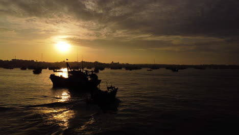 Pescadores-Saliendo-Temprano-En-La-Mañana-Para-Pescar,-Vietnam