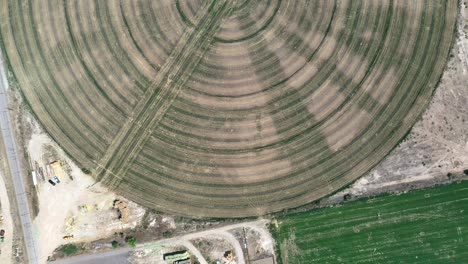 Kreisförmige-Felder-Mit-Effizientem-Bewässerungssystem-Mit-Zentralem-Drehpunkt-In-Green-River,-Utah,-Usa