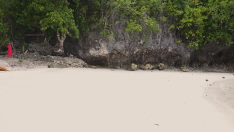 Weiße-Sandküste-Mit-Wehender-Roter-Fahne-Am-Strand-In-Southern-Leyte,-Philippinen