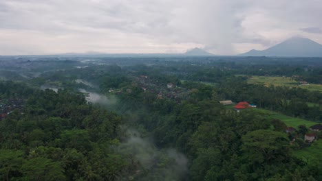 Bali-Tropische-Landschaft-Mit-Entferntem-Vulkan-Im-Hintergrund,-Bewölkter-Tag