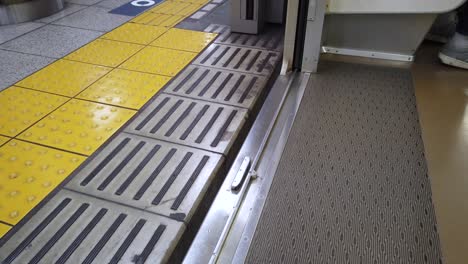 Vista-Del-Paisaje-En-La-Plataforma-En-La-Estación-De-La-Línea-De-Tren-Subterráneo-En-Tokio-Japón-En-Estilo-De-Vista-De-Pies