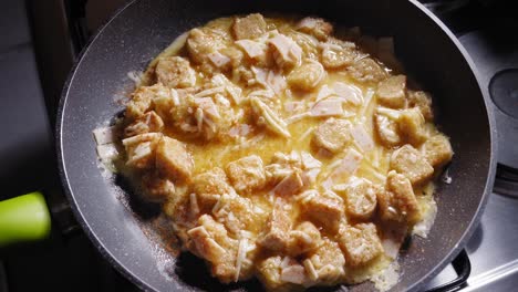 Nahaufnahme-Der-Toast-Omelett-Mischung-In-Einer-Pfanne,-Gewürzt-Mit-Paprikapulver