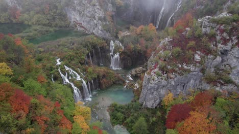 Moody-scenery-at-Plitvice-waterfall-and-lakes-with-morning-mist,-aerial