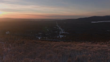 Sonnenuntergangslandschaft-Mit-Dichten,-Schneebedeckten-Bäumen-Im-Südlichen-Quebec---Luftdrohnenaufnahme