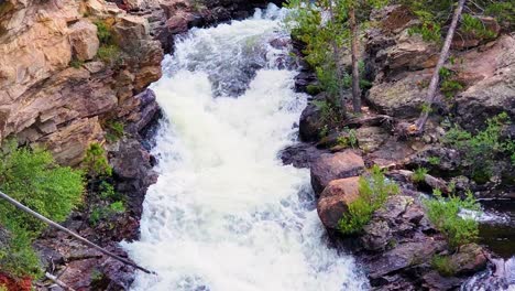 Kaskade-Von-Schnell-Fließendem-Weißem-Flusswasser-In-Den-Felsigen-Bergen-Von-Colorado---Breiter-Schuss