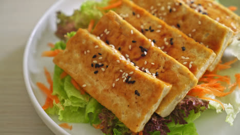 Teriyaki-Tofu-Salat-Mit-Sesam---Veganer-Und-Vegetarischer-Essensstil