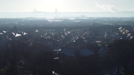 Frostiger-Nebel,-Der-Die-Dächer-Des-Städtischen-Britischen-Stadthauses-Umgibt,-Luftbild-Am-Frühen-Morgen-Absteigend