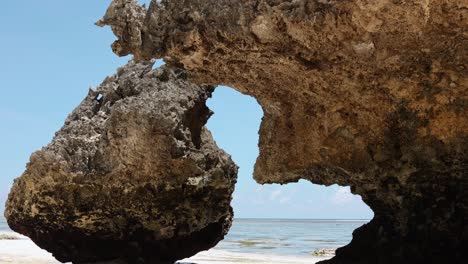Interesting-rock-formations-in-white-sand-beach,-Mtende,-Zanzibar,-Tanzania,-wide-shot