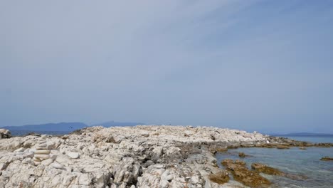 Felsiger-Und-Ruhiger-Alexia-Beach-In-Kefalonia-Griechenland---Breite-Aufnahme