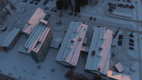 Vogelperspektive-Dreht-Sich-über-Schneebedeckte-Mehrfamilienhäuser,-Schweden