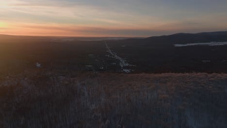Dichter-Wald-In-Den-Bergen-Mit-Sonnenuntergang-Am-Himmel-Im-Winter-Im-Süden-Von-Quebec,-Kanada