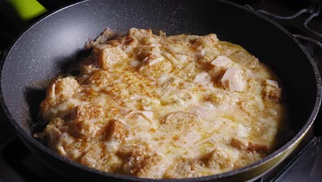 Toast-Omelette-Mischung,-Die-In-Einer-Pfanne-Gebraten-Und-Gewendet-Wird