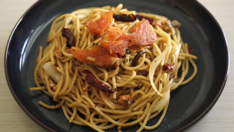Gebratene-Spaghetti-Mit-Lachs-Und-Getrocknetem-Chili-Im-Fusion-Food-Stil