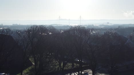 Frostiger-Nebel,-Der-Die-Dächer-Der-Städtischen-Britischen-Stadthäuser-Umgibt,-Luftaufnahme-Am-Frühen-Morgen,-Die-über-Parkbäume-Nach-Links-Schwenkt