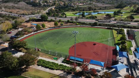 Rotierende-Drohnenaufnahme-Eines-Baseballfeldes-Im-Alga-Norte-Park,-Carlsbad,-Kalifornien