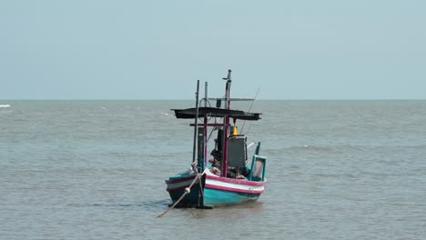 Fischerboot-Vor-Anker-Am-Nachmittag,-Da-Sein-Dach-Unter-Dem-Horizont-Des-Ozeans-Zu-Sehen-Ist,-Während-Es-Sich-Mit-Dem-Wind-Im-Nationalpark-Khao-Sam-Roi-Yot,-Phrachuap-Khiri-Khan,-Thailand-Bewegt