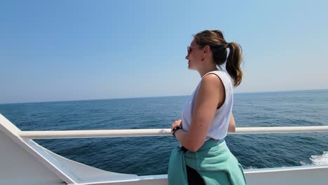 Schöne-Frau-Touristen-Auf-Einer-Yacht,-Mit-Sonnenbrille-Und-Lächelt-In-Die-Kamera