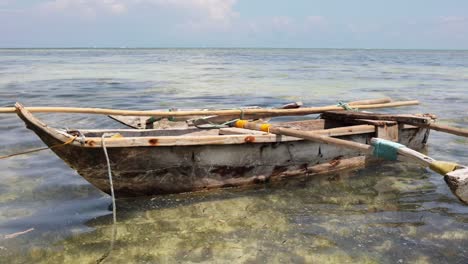 Lonesome-fishing-boat-off-the-coast-of-Paje,-Zanzibar,-Tanzania,-medium-shot