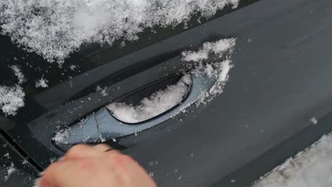 Schnee-Frost-Eis-Räumen-Um-Auf-Den-Fahrersitz-Zu-Gelangen-Pov