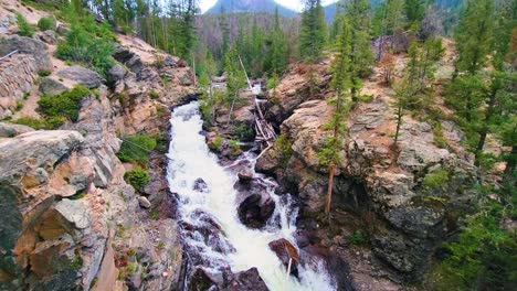 Agua-Que-Fluye-A-Través-Del-Río-Rocky-Mountain-En-Colorado-Durante-El-Día