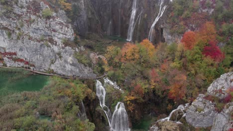 Magische-Wasserfälle-Der-Plitvicer-Seen-Am-Nebligen-Morgen,-Antenne