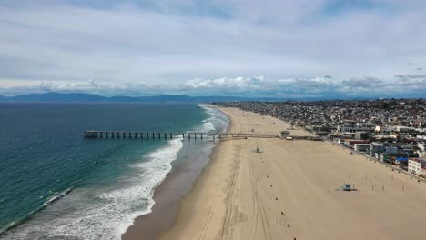 Hermosa-Beach-Pier-With-Scenic-Ocean-View-In-California,-United-States