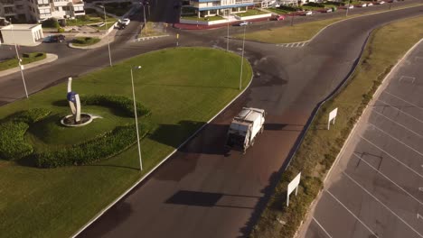 Drohne-Folgt-Müllwagen-In-Punta-Del-Este-In-Uruguay
