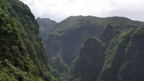 Luftaufnahme-Der-Schlucht,-Der-Steilen-Hügel-Und-Des-Regenwaldes-Im-Madeira-nationalpark,-Portugal-An-Einem-Sonnigen-Tag---Drohnenaufnahme