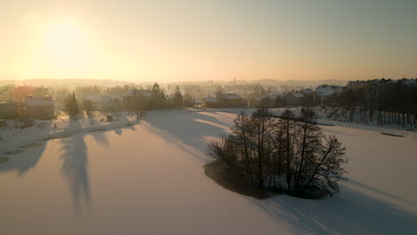 Zugefrorener-See-Im-Winter-In-Der-Nähe-Von-Gorowo-Ilaweckie-Bei-Einem-Nebligen-Sonnenaufgang-In-Polen