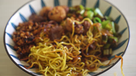 dried-egg-noodle-with-pork-and-meatball---Thai-noodles-style