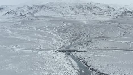 Luftaufnahme-Der-Eisbrücke-über-Den-Zugefrorenen-Fluss-In-Der-Nähe-Des-Gletschers-Langjökull-Island