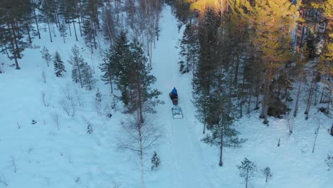 Skispurbauausrüstung,-Die-Im-Winter-An-Einem-Schneescooter-Im-Wald-Befestigt-Ist